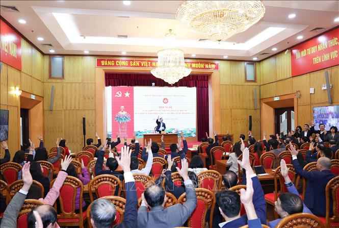 Cử tri biểu quyết danh sách ứng cử đại biểu Quốc hội khoá XVI. Ảnh: Phương Hoa - TTXVN