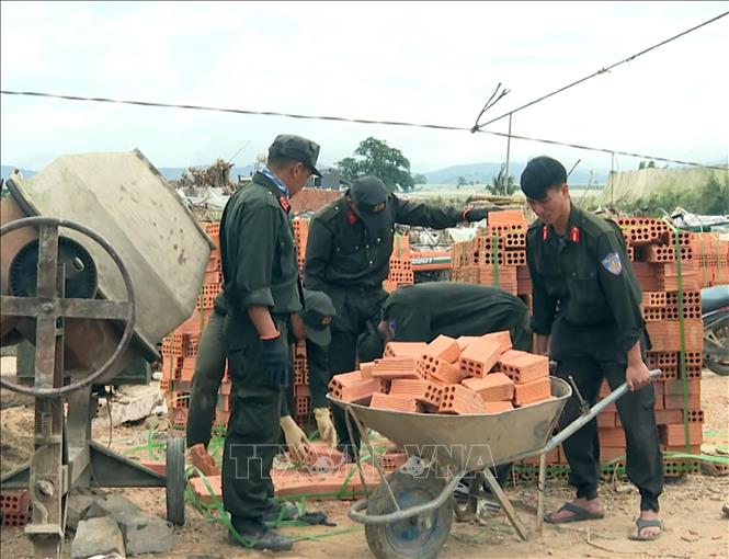 Lưc lượng Cảnh sát cơ động Công an tỉnh Lâm Đồng tham gia xây dựng nhà cho dân trong Chiến dịch Quang Trung. Ảnh: TTXVN phát
