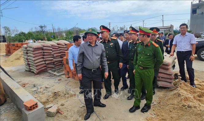 Deputy Prime Minister Ho Quoc Dung inspects the campaign's execution. VNA Photo: Sỹ Thắng