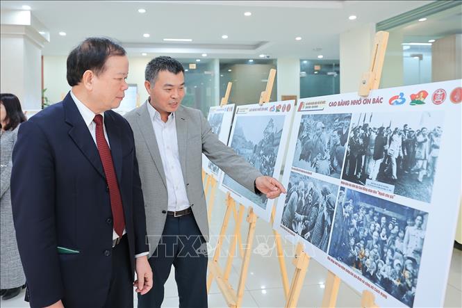 Các đại biểu tham quan không gian trưng bày hình ảnh “Bác Hồ với Cao Bằng” tại Hội thảo. Ảnh: Lê Đông - TTXVN