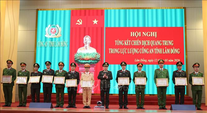 Thiếu tường, Giám đốc Công an tỉnh Lâm Đồng Trương Minh Đương tặng Giấy khen cho các tập thể tham gia Chiến dịch Quang Trung trên địa bàn. Ảnh: Chu Quốc Hùng- TTXVN