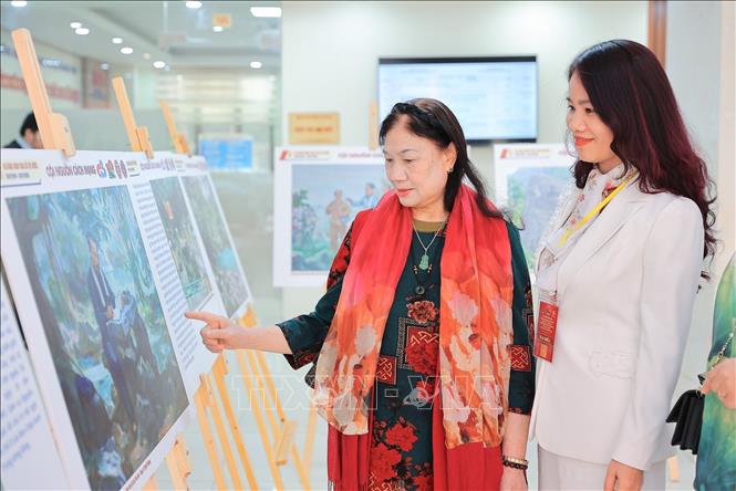 Các đại biểu tham quan không gian trưng bày hình ảnh “Bác Hồ với Cao Bằng” tại Hội thảo. Ảnh: Lê Đông - TTXVN