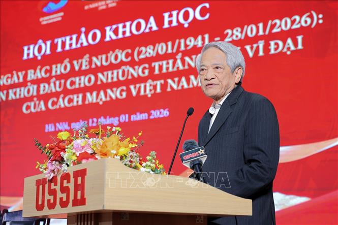 PGS.TS Bùi Đình Phong trình bày tham luận tại Hội thảo. Ảnh: Lê Đông - TTXVN