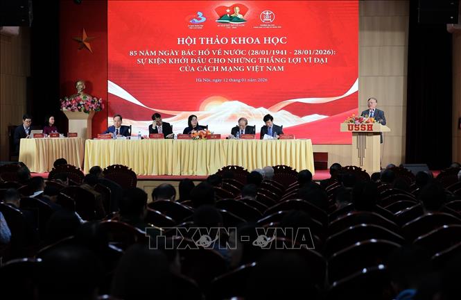 GS.TS.NGND Nguyễn Quang Ngọc, Nguyên Viện trưởng Viện Việt Nam học và Khoa học phát triển, Đại học Quốc gia Hà Nội, Phó Chủ tịch Hội Khoa học Lịch sử Việt Nam trình bày tham luận tại Hội thảo. Ảnh: Lê Đông - TTXVN