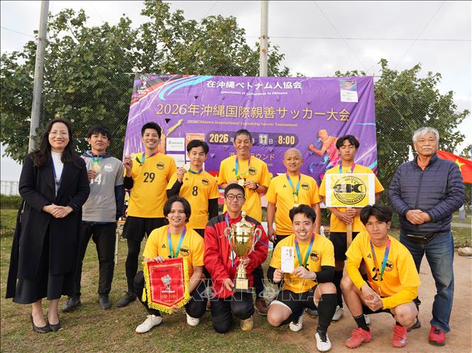 Trao cúp cho đội vô địch. Ảnh: Phạm Tuân - PV TTXVN tại Nhật Bản 