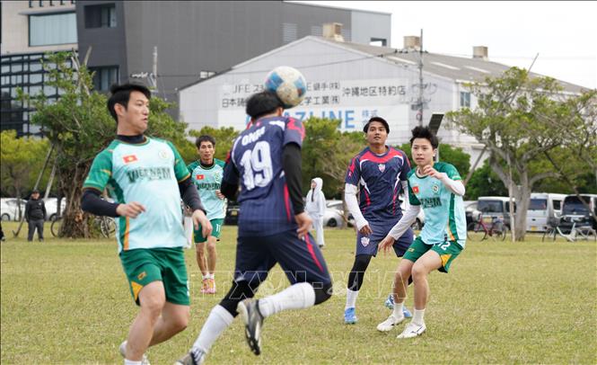 Pha tranh bóng giữa hai đội tham gia Giải. Ảnh: Phạm Tuân - PV TTXVN tại Nhật Bản 