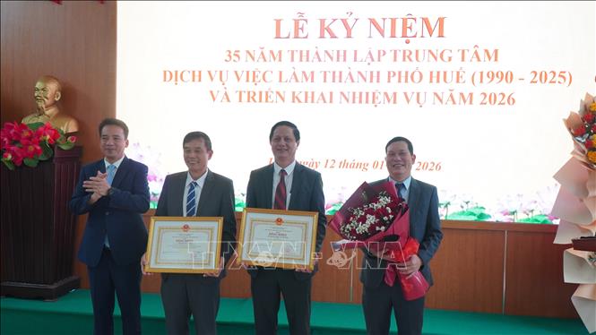 Trao Bằng khen của Chủ tịch UBND thành phố Huế cho tập thể Trung tâm Dịch vụ việc làm và Giám đốc đơn vị. Ảnh: Mai Trang - TTXVN                   