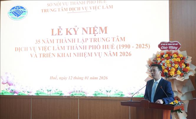 Phó Chủ tịch UBND thành phố Huế Trần Hữu Thuỳ Giang phát biểu tại buổi lễ. Ảnh: Mai Trang - TTXVN                           