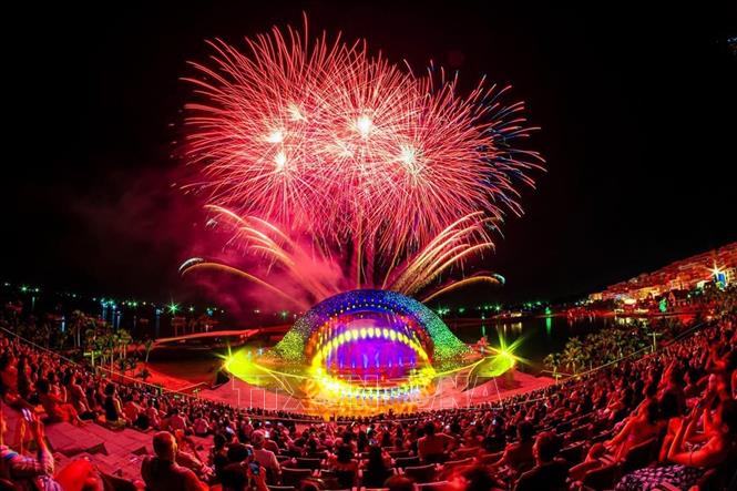 Du khách xem show diễn Kiss Of The Sea - Nụ hôn của biển cả tại đặc khu Phú Quốc (An Giang). Ảnh: TTXVN phát