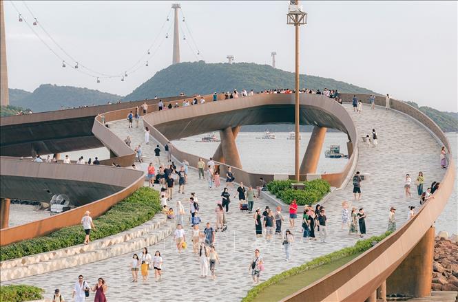 Du khách tham quan, trải nghiệm Cầu Hôn (Kiss Bridge) tại Phú Quốc. Ảnh: TTXVN phát