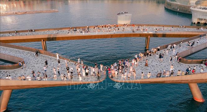 Du khách tham quan, trải nghiệm Cầu Hôn (Kiss Bridge) tại Phú Quốc. Ảnh: TTXVN phát
