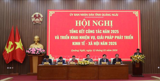 Các lãnh đạo UBND tỉnh Quảng Ngãi chủ trì hội nghị. Ảnh: Cao Nguyên-TTXVN
