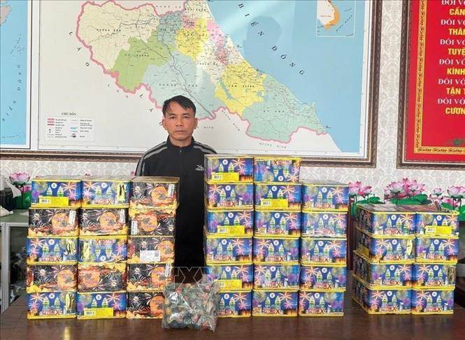 Đối tượng Phan Hữu Dương cùng tang vật. Ảnh: TTXVN phát