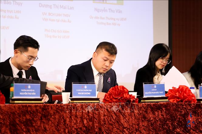 Anh Nguyễn Phan Bảo Thụy (ngồi giữa) tại Đại hội XI nhiệm kỳ 2025-2027 Hội Thanh niên, Sinh viên Việt Nam tại Pháp (UEVF). Ảnh: TTXVN phát