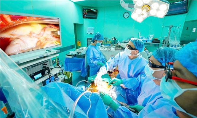 Các bác sĩ Bệnh viện Đại học Y dược Thành phố Hồ Chí Minh thực hiện phẫu thuật nội soi 3D thay van động mạch chủ kết hợp bắc cầu mạch vành. Ảnh: TTXVN phát