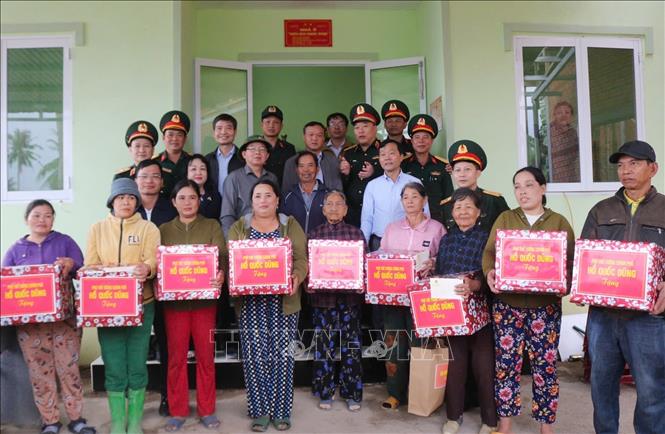 Đoàn công tác tặng quà cho người dân xã Hòa Thịnh, tỉnh Đắk Lắk. Ảnh: TTXVN phát