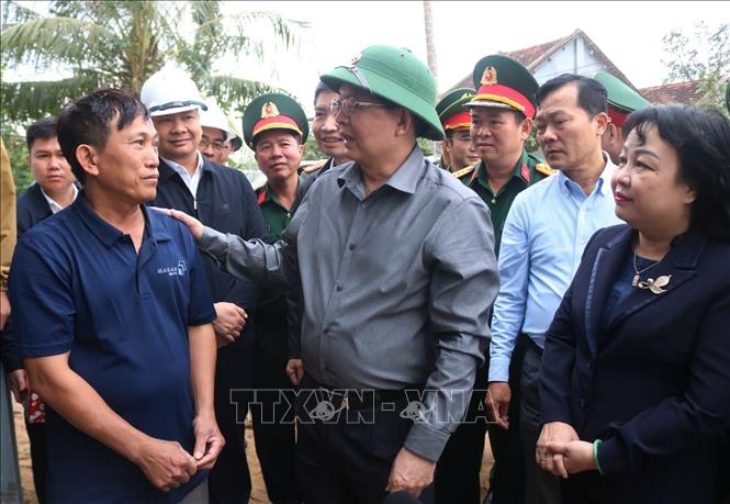 Đoàn công tác thăm hỏi người dân chịu ảnh hưởng của thiên tai. Ảnh: TTXVN phát