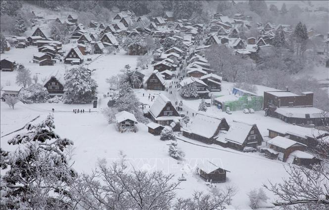 Vào mùa Đông, Shirakawago khoác lên mình tấm áo trắng tinh khôi như một ngôi làng trong chuyện cổ tích. Ảnh: Xuân Giao – PV TTXVN tại Nhật Bản