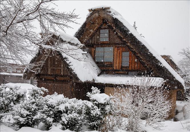 Chính địa hình núi cao bao bọc này khiến khu vực có mùa Đông rất lạnh, tuyết rơi dày, đồng thời tạo nên cảnh quan thiên nhiên hùng vĩ và biệt lập. Ảnh: Xuân Giao – PV TTXVN tại Nhật Bản