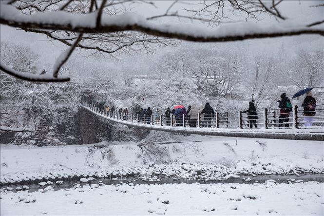 Cầu Deai dẫn vào làng là một điểm 