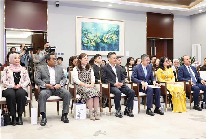 Một số Đại sứ, đại diện các Đại sứ quán các nước ASEAN tại Bắc Kinh tham dự hoạt động “Đêm phim Việt Nam” tại Bắc Kinh. Ảnh: Công Tuyên-PV TTXVN tại Trung Quốc