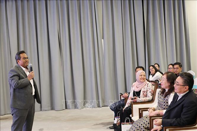 Sau buổi chiếu phim, các đại biểu cùng khán giả đã cùng giao lưu chia sẻ cảm nhận về bộ phim. Ảnh: Công Tuyên-PV TTXVN tại Trung Quốc