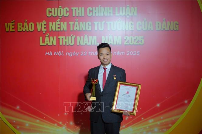 PGS-TS Trần Lê Hưng, giảng viên Trường đại học Gustave Eiffel (Pháp), đạt giải triển vọng trong Cuộc thi chính luận về bảo vệ nền tảng tư tưởng của Đảng năm 2025. Ảnh: TTXVN phát 