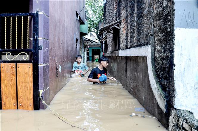 Cảnh ngập lụt sau những trận mưa lớn tại Jakarta, Indonesia. Ảnh: THX/TTXVN