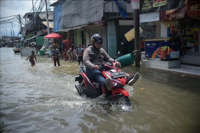 Cảnh ngập lụt sau những trận mưa lớn tại Jakarta, Indonesia. Ảnh: THX/TTXVN