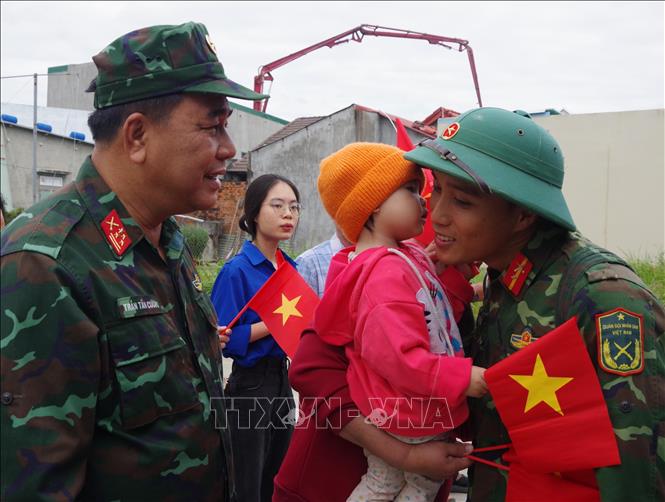 Warm embraces are shared as soldiers bid farewell to children in Suoi Dau commune, Khanh Hoa province. VNA Photo: Phan Sáu