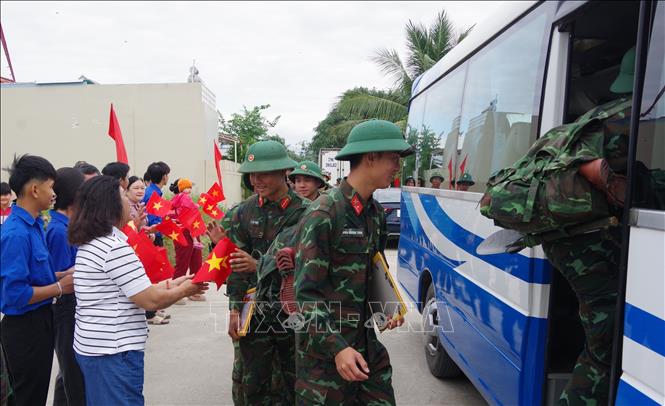 Officers and soldiers of the Khanh Hoa Provincial Military Command, after completing the reconstruction of houses totally destroyed by floods in November 2025, are seen off by local residents. VNA Photo: Phan Sáu