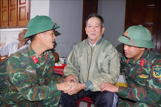 An emotional farewell moment between soldiers and residents whose houses were rebuilt by the army. VNA Photo: Phan Sáu