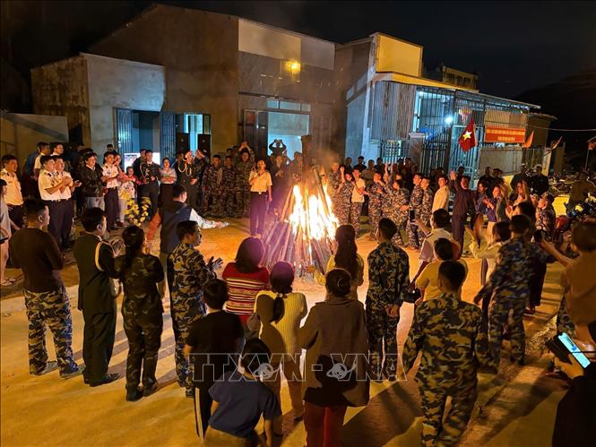 A warm campfire exchange night between soldiers and local residents takes place after the house handover ceremony on January 10 at the Cu Thanh resettlement area, Suoi Hiep commune, Khanh Hoa province. VNA Photo: Phan Sáu