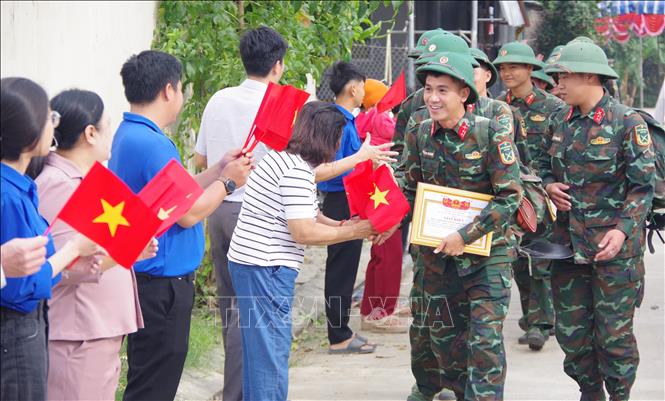 Soldiers bid farewell to local residents before returning to their units for new assignments after completing house construction under the Quang Trung Campaign. VNA Photo: Phan Sáu