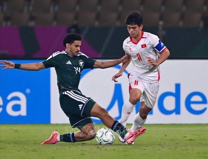 Khuất Văn Khang số 11- U23 Việt Nam tranh chấp bóng với cầu thủ Arab Saudi.Ảnh: Nguồn AFC/TTXVN phát