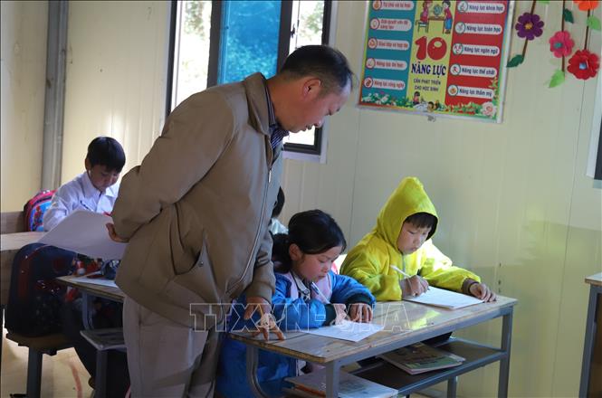 Dù thời điểm đầu giờ chiều, trời có nắng nhưng nhiệt độ ở bản “đỉnh trời” Huồi Măn (xã Nhôn Mai, tỉnh Nghệ An) có độ cao hơn 1.500m so với mực nước biển vẫn dao động ở mức 14 đến 16°C; giáo viên và học sinh tại điểm trường vẫn phải mặc áo dày để giữ ấm cơ thể. Ảnh: Xuân Tiến - TTXVN 