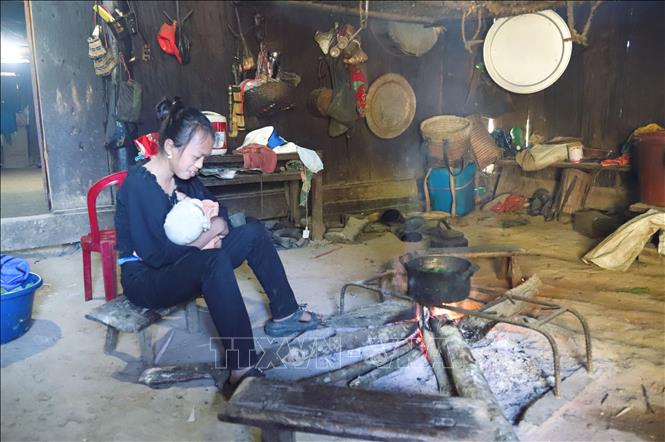 Nhiều ngày qua, những bếp lửa trong những căn nhà của đồng bào Mông ở bản “đỉnh trời” Huồi Măn (xã Nhôn Mai, tỉnh Nghệ An) luôn được đỏ lửa suốt đêm ngày để giữ ấm cho căn nhà và trở thành lò sưởi để mọi người sưởi ấm, chống chọi với giá rét. Ảnh: Xuân Tiến - TTXVN 