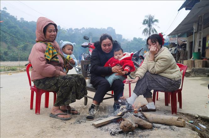 Suốt chiều dài hàng chục km trên tuyến quốc lộ 16 chạy qua các bản Có Hạ, Na Lợt, Tân Mai, Na Hỷ (xã Nhôn Mai, tỉnh Nghệ An) dễ dàng bắt gặp cảnh người dân đốt lửa sưởi ấm, chống chọi với thời tiết giá rét, rét đậm, rét hại. Ảnh: Xuân Tiến - TTXVN 
