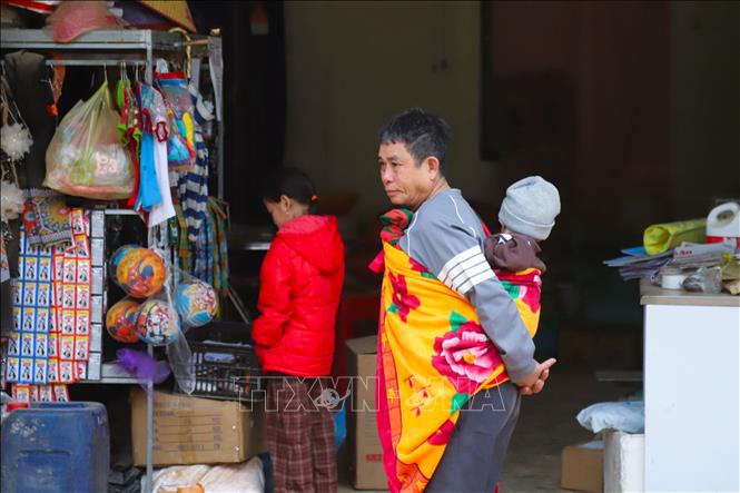 Người dân bản Tân Mai (xã Nhôn Mai, tỉnh Nghệ An) quấn chăn giữ ấm cơ thể trong điều kiện thời tiết lạnh giá. Ảnh: Xuân Tiến - TTXVN 