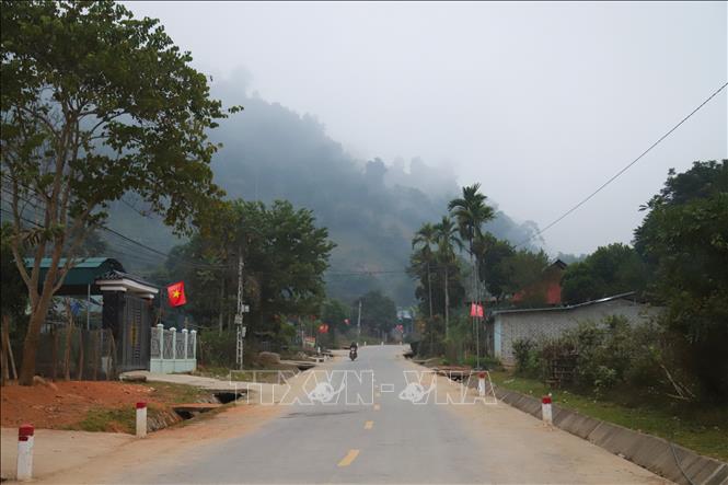 Sáng sớm, khung cảnh bản làng nằm dọc quốc lộ 16 chạy qua địa bàn các xã vùng cao, miền núi Quế Phong, Tri Lễ, Nhôn Mai, Mỹ Lý (tỉnh Nghệ An) bị bao phủ bởi sương mù, nền nhiệt giảm sâu, lạnh giá. Ảnh: Xuân Tiến - TTXVN 
