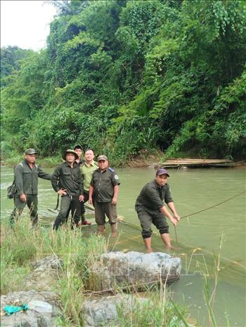 Lực lượng kiểm lâm địa bàn thành phố Đà Nẵng triển khai công tác bảo vệ rừng phòng hộ tại xã Trà My
Ảnh: Đoàn Hữu Trung - TTXVN