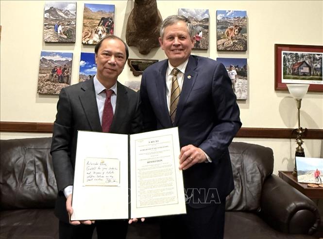Thượng nghị sỹ Mỹ Steve Daines trao Nghị quyết của Thượng viện Mỹ kỷ niệm 30 năm bình thường hóa quan hệ ngoại giao Việt Nam-Mỹ cho Đại sứ Việt Nam tại Mỹ Nguyễn Quốc Dũng. Ảnh: TTXVN phát