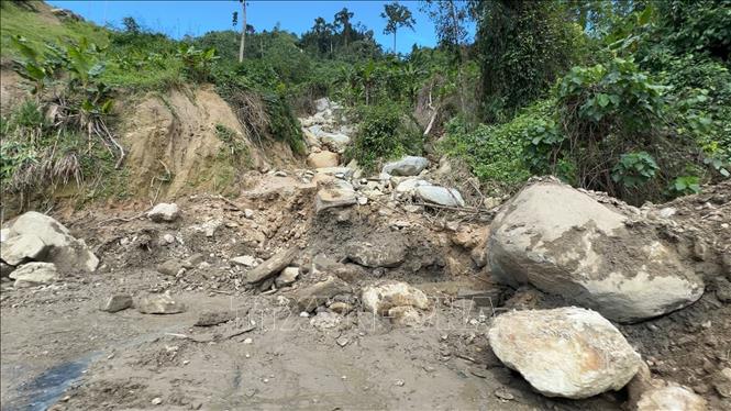 Nhiều đoạn sát lở vẫn còn ngổn ngang trên tuyến đường Di Lăng – Trà Trung đoạn qua xã Tây Trà Bồng (Quảng Ngãi). Ảnh: Hải Âu-TTXVN