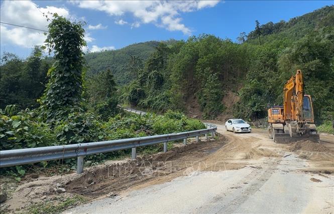 Đơn vị thi công khẩn trương sửa chữa tuyến tuyến đường Tỉnh lộ 622B đoạn qua xã Tây Trà, đảm bảo cho người dân lưu thông trong dịp Tết Nguyên Đán. Ảnh: Hải Âu-TTXVN