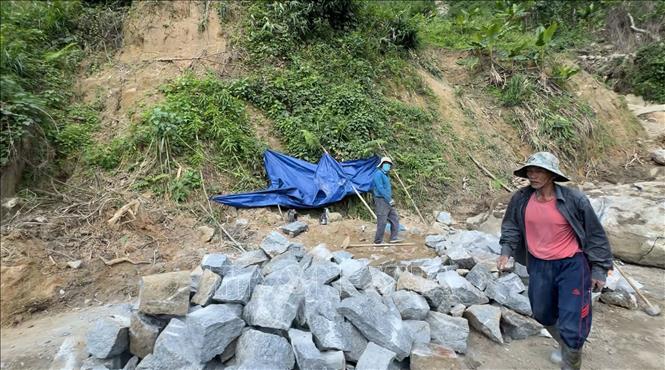 Đơn vị thi công khẩn trương khắc phục tuyến đường Di Lăng – Trà Trung, đảm bảo cho người dân lưu thông trong dịp Tết Nguyên Đán. Ảnh: Hải Âu-TTXVN