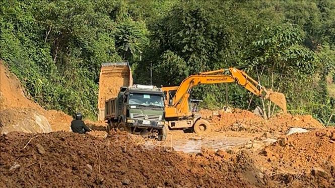 Đơn vị thi công khẩn trương khắc phục điểm sạt lở trên tuyến tuyến đường Tỉnh lộ 622B đoạn qua xã Tây Trà, Ảnh: Hải Âu-TTXVN