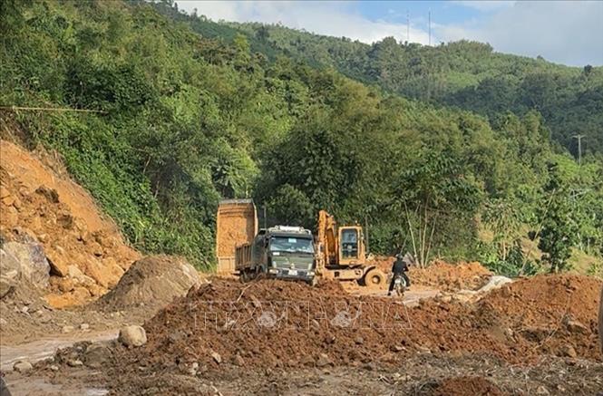 Đơn vị thi công khẩn trương khắc phục điểm sạt lở trên tuyến tuyến đường Tỉnh lộ 622B đoạn qua xã Tây Trà, Ảnh: Hải Âu-TTXVN