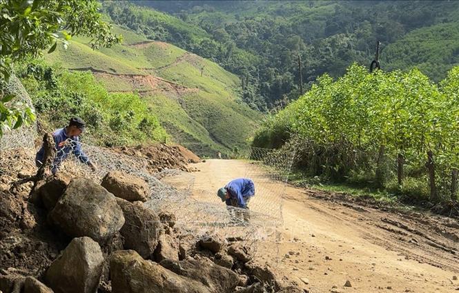 Đơn vị thi công khẩn trương khắc phục tuyến đường Di Lăng – Trà Trung, đảm bảo cho người dân lưu thông trong dịp Tết Nguyên Đán. Ảnh: Hải Âu-TTXVN
