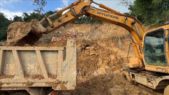 Đơn vị thi công khẩn trương khắc phục các điểm sạt lở tại Tỉnh lộ 622B đoạn qua xã Tây Trà (Quảng Ngãi). Ảnh: Hải Âu-TTXVN