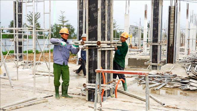 Công nhân tham gia thi công tại Dự án thí điểm nhà ở xã hội giai đoạn II tại phường Thành Sen. Ảnh: Hữu Quyết – TTXVN